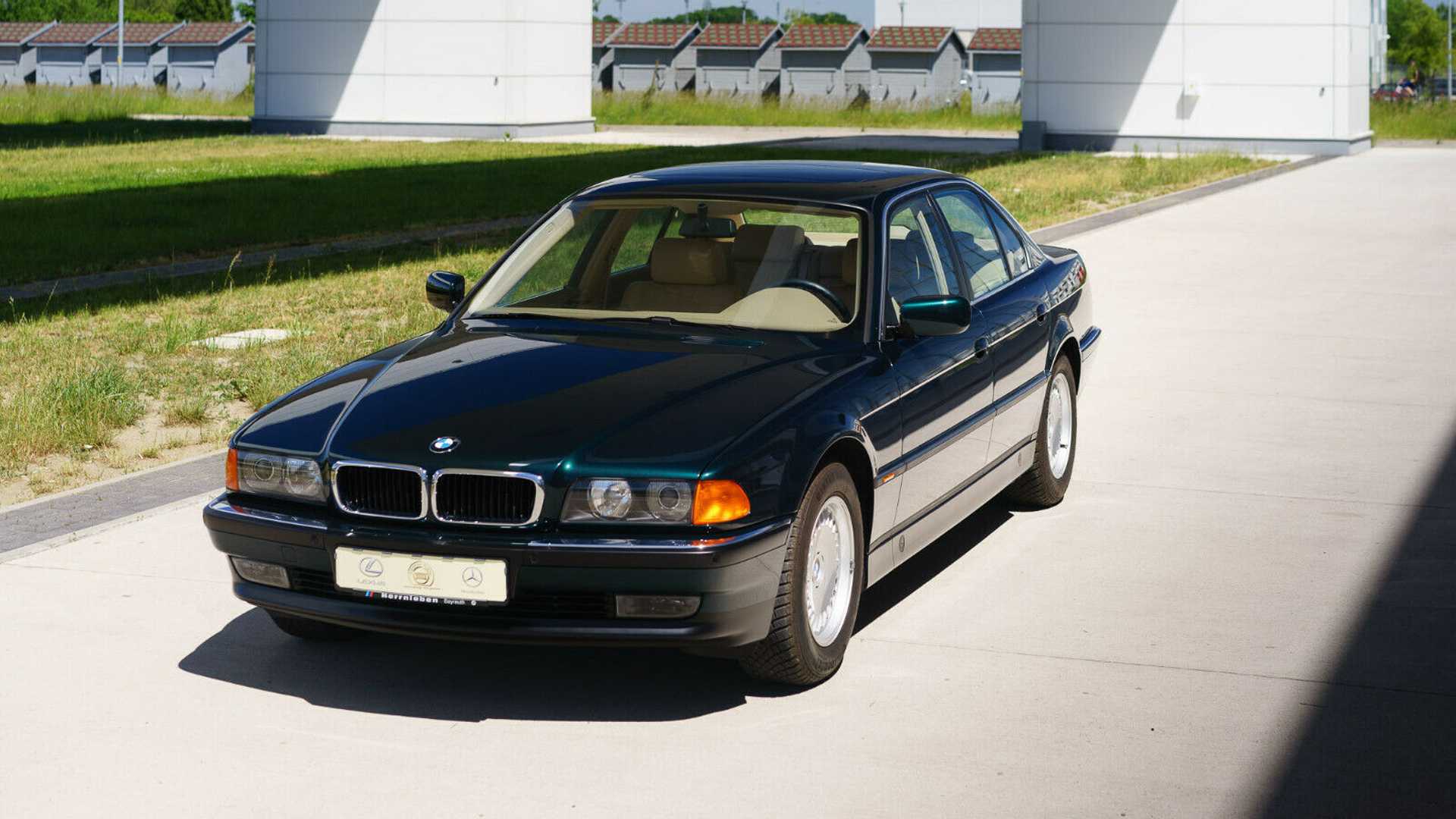 El are un BMW 740i (E38) produs în 1997, și în ciuda faptului că este mai vechi decât majoritatea mașinilor pe care le vedeți astăzi pe șosea, mașina este practic nouă. Și asta datorită „unei capsule de aer cu recirculare mecanică a aerului”.