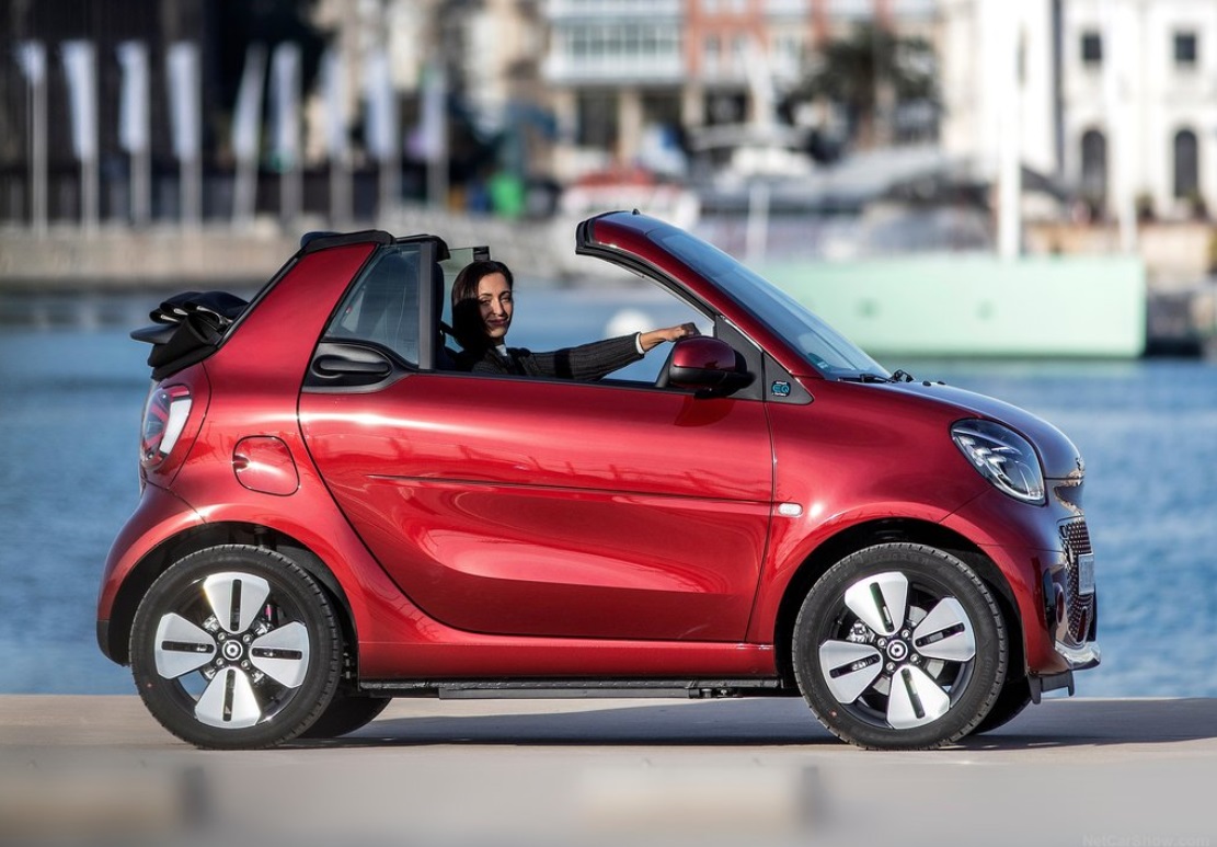 Top 5 mașini decapotabile despre care sigur nu știai că sunt atât de ieftine smart fortwo eq cabrio (9)