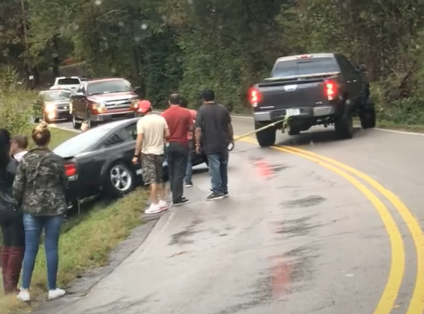 Un Mustang a fost tras dintr-un șanț și băgat în altul - VIDEO