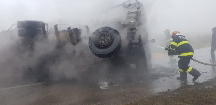 Un camion plin cu cereale a fost lovit de tren la o trecere peste linia ferată - FOTO