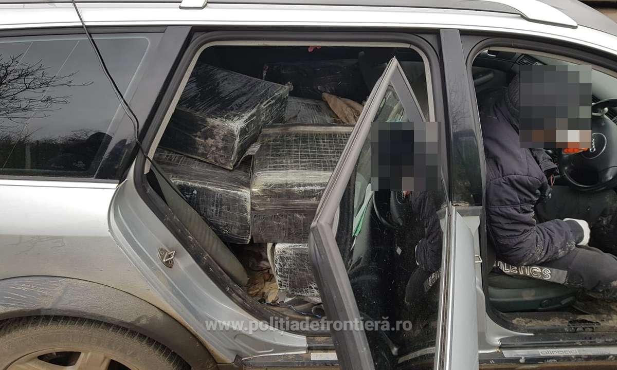 Autoturism burdușit cu marfă de contrabandă, reținut cu focuri de armă - FOTO