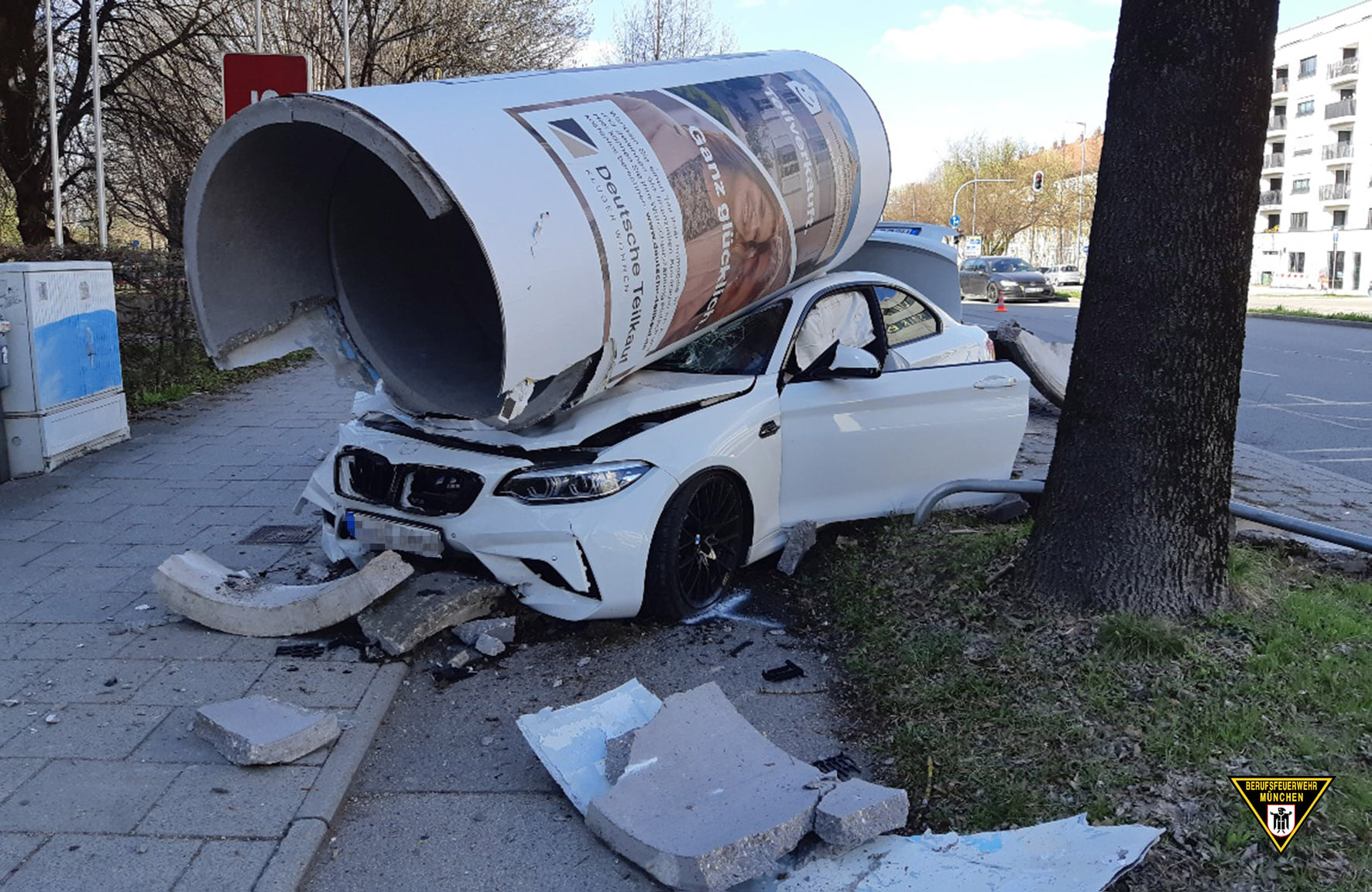 Accident spectaculos cu un BMW M2 Competition. Mașina a spulberat un obiect din beton - FOTO