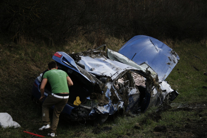 In mod miraculos, soferul, pasagerul si cainele au scapat cu viata din acest accident