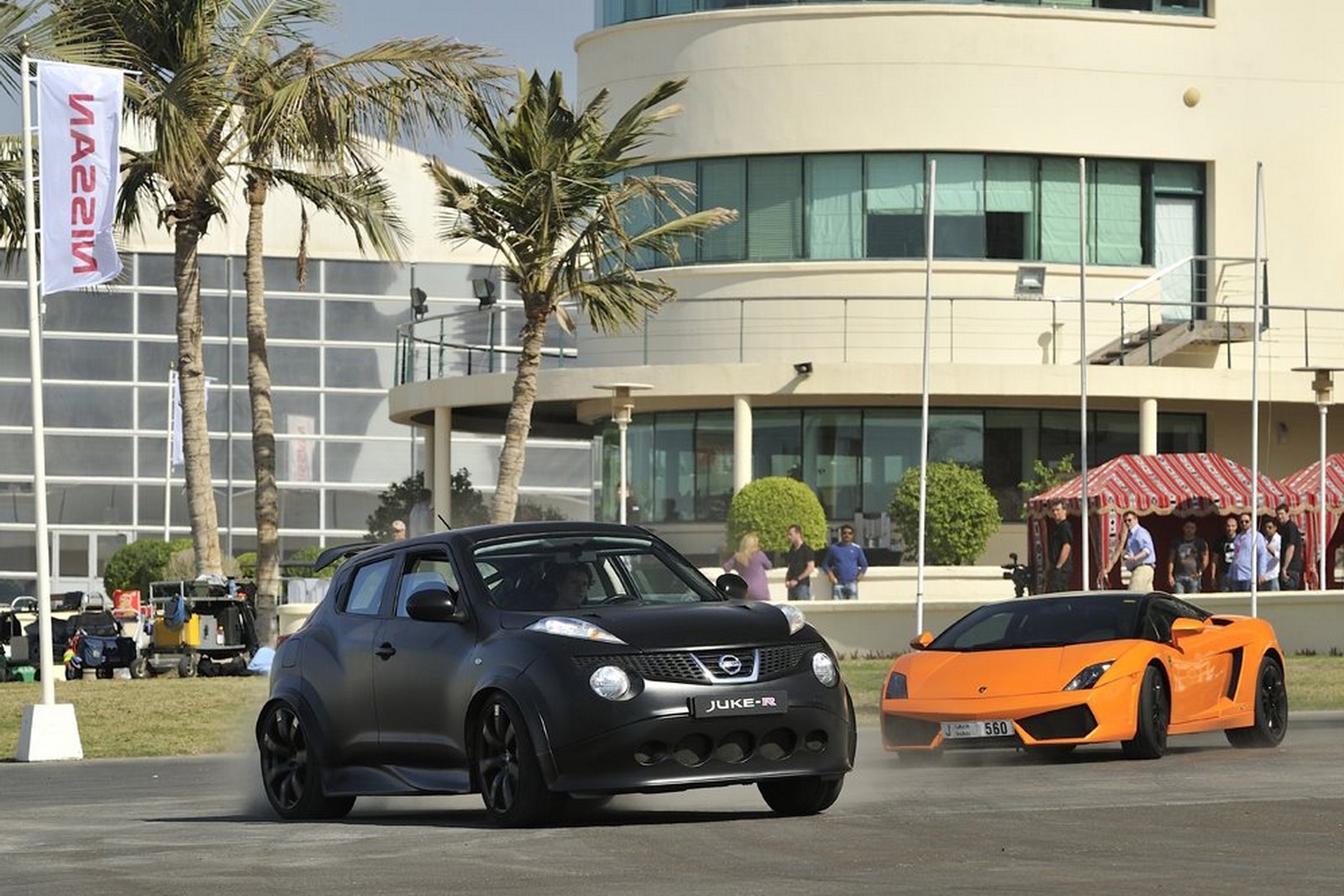 Nissan Juke-R bate pe pista chiar si supercaruri celebre