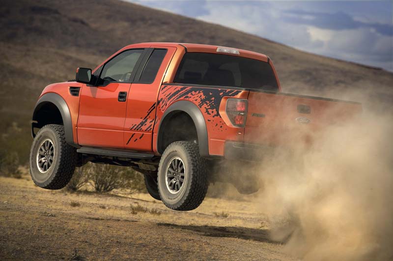 Ford F-150 SVT Raptor se joacă în deşert