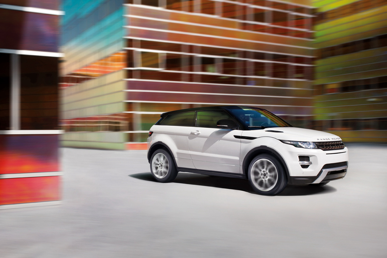 Cea mai puternica versiune este Range Rover Evoque Si4: 240 CP si 7,1 secunde pentru 0-100 km/h