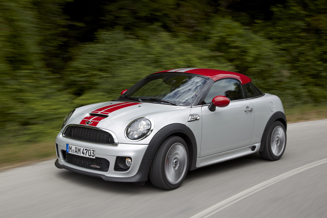 Mini Cooper Coupe este oferit in trei versiuni: 121 CP, 181 CP si 208 CP