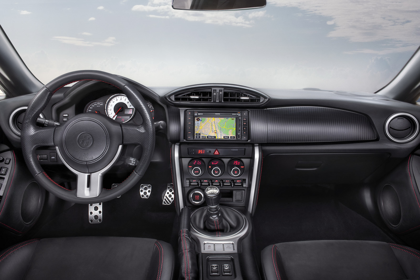 La interior, Toyota GT-86 mizeaza pe sobrietate si simplitate sportiva