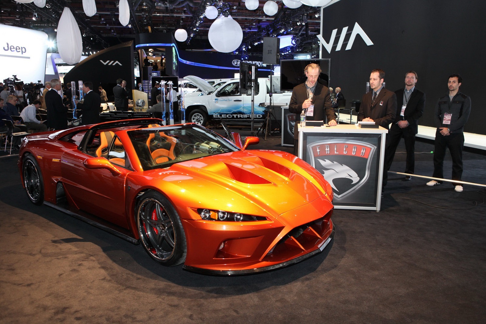 Falcon F7 atrage atentia printr-un aspect foarte agresiv, rivalizand cu Viper