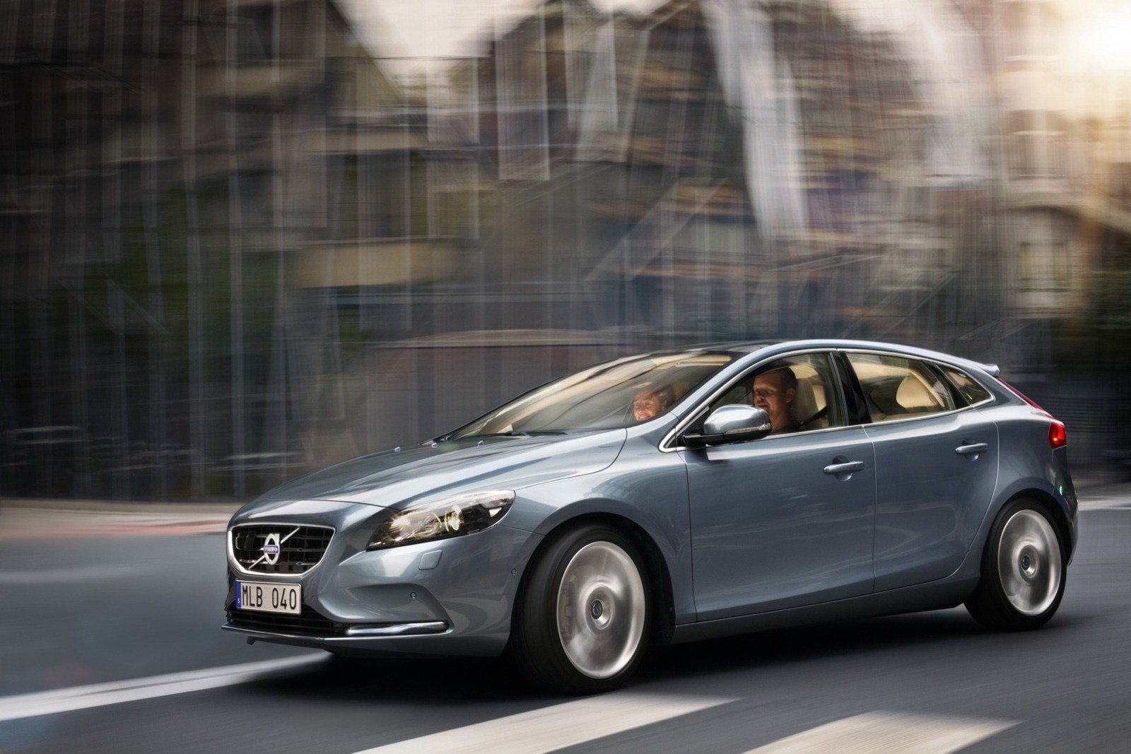 Volvo V40 ofera trei versiuni pe benzina, toate turbo: T3, T4 si T5 (de 254 CP)