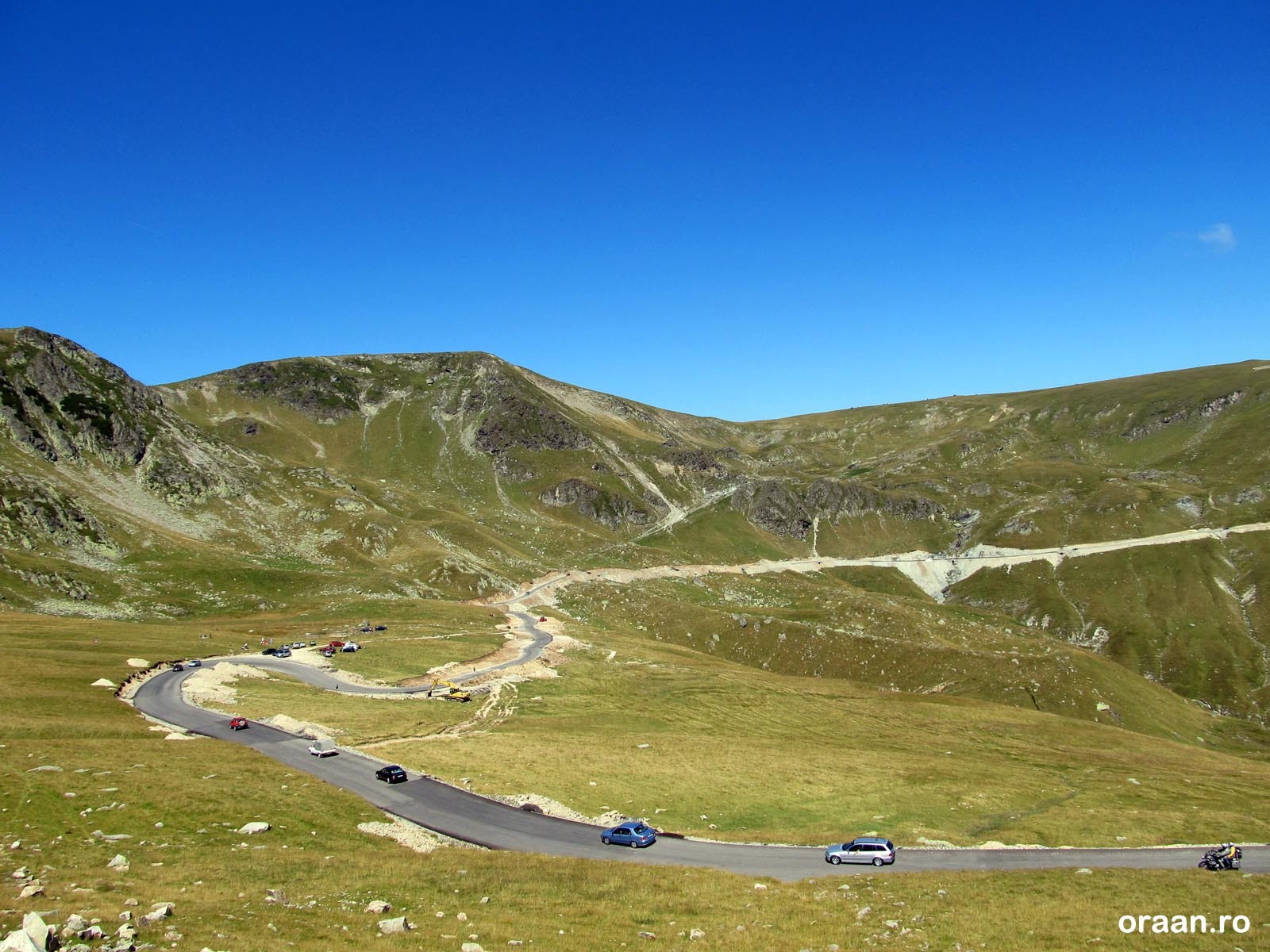 Transalpina ajunge la peste 2.100 metri altitudine, mai sus decat Transfagarasanul