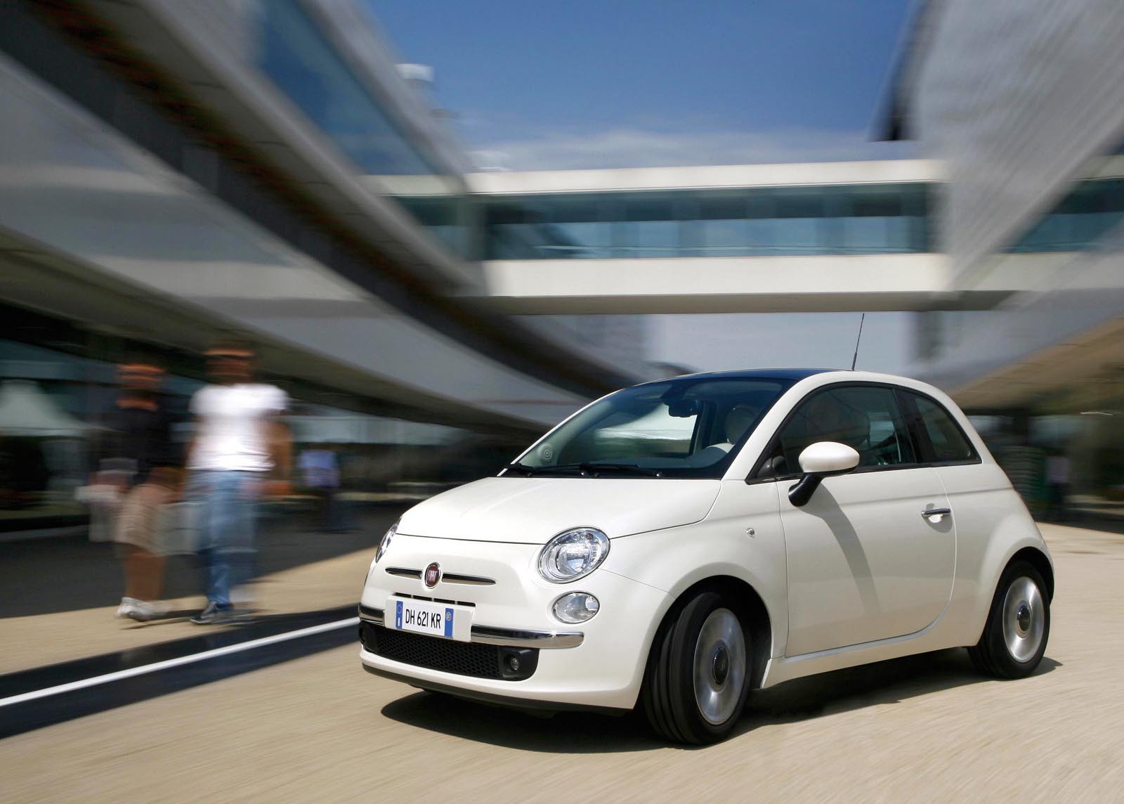 Fiat 500 TwinAir Dualogic consuma doar 4 litri/100 km de benzina: pret de la 15.346 euro