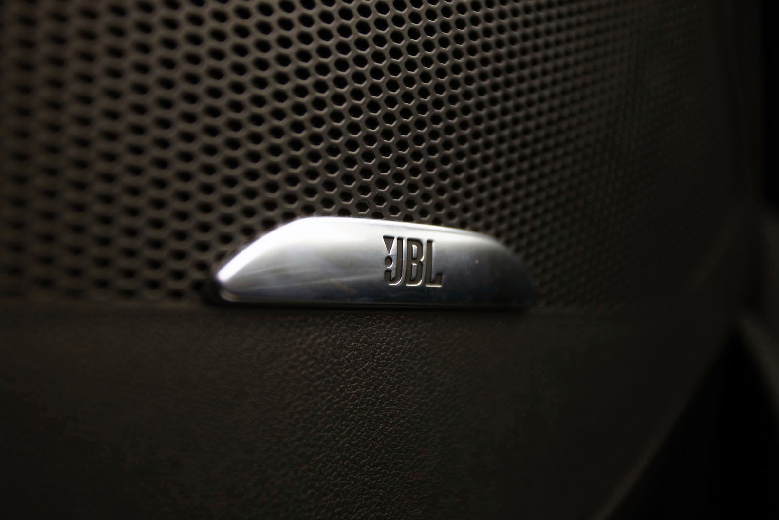 JBL-ul se aude bine