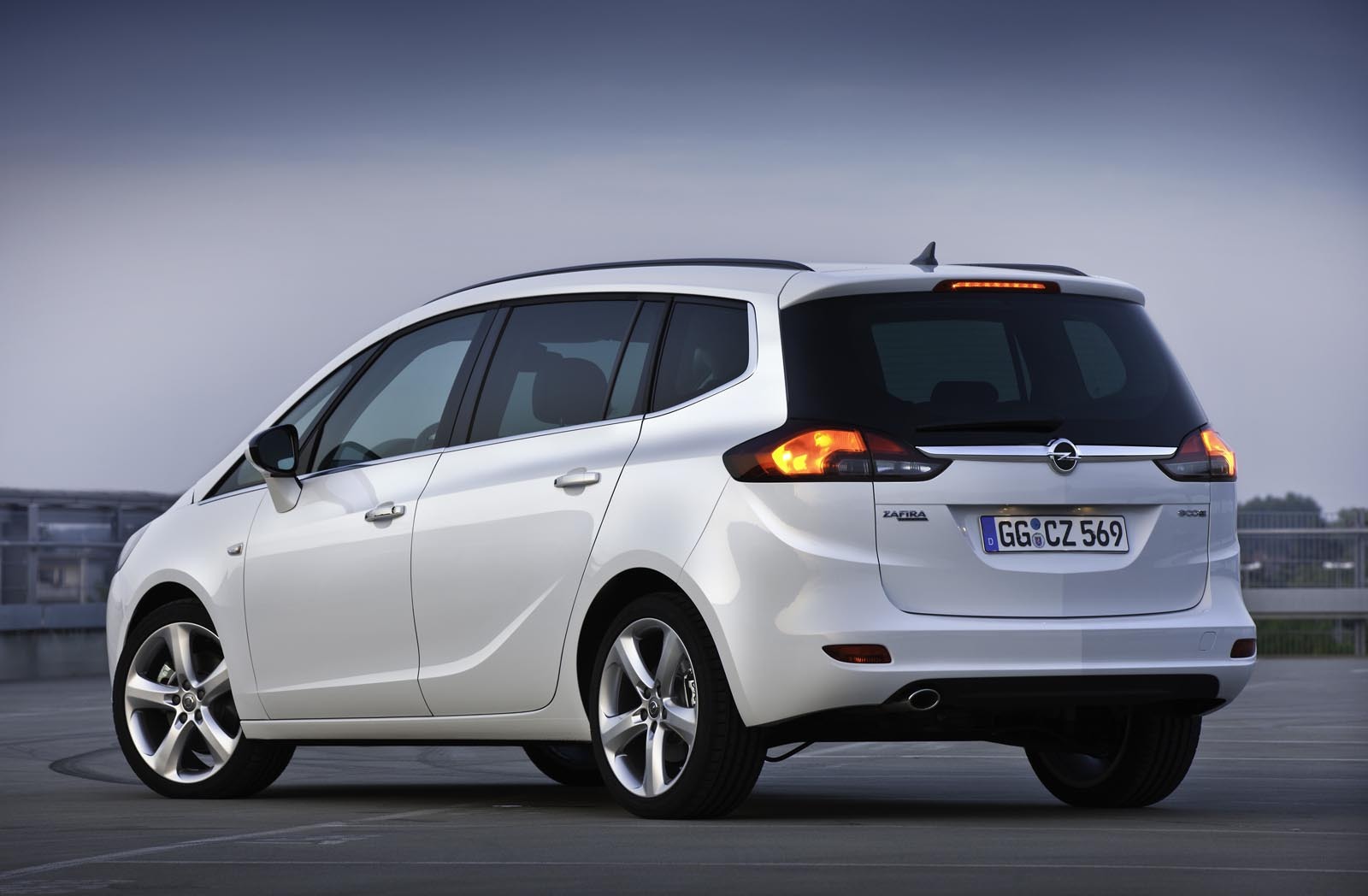 Opel Zafira Tourer are 4,66 metri, avand un puternic stil dinamic, dar si familist