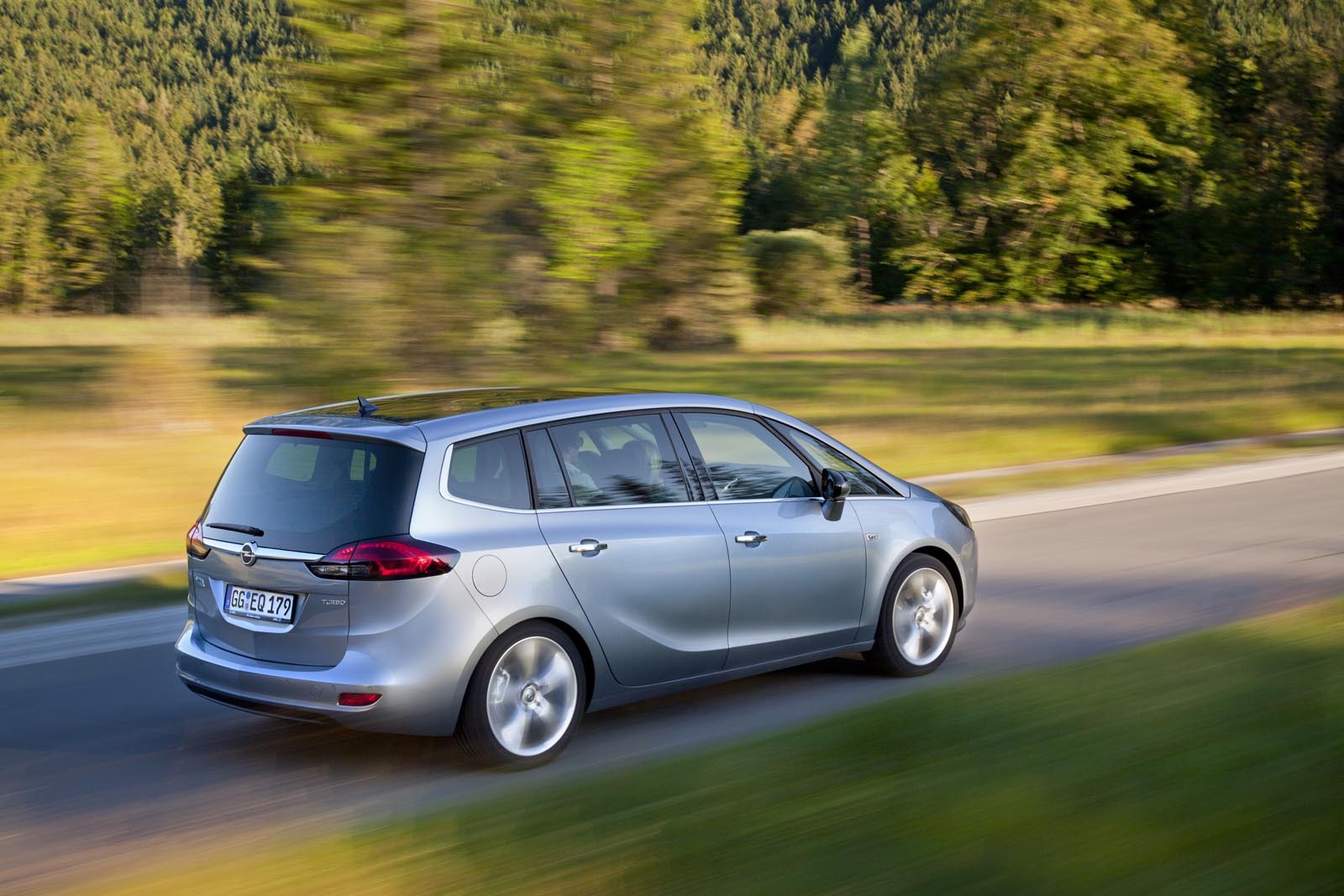 Opel Zafira Tourer are cateva detalii care fac voiajurile lungi mai placute