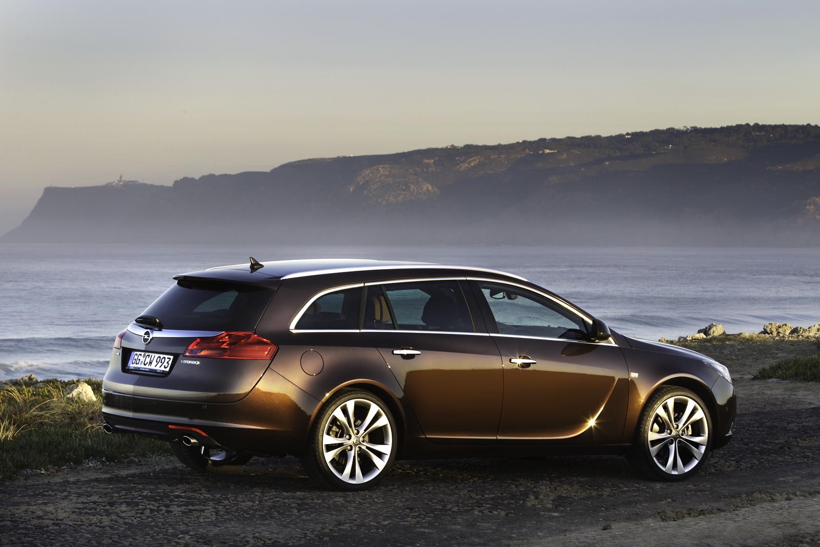 Versiunea Opel Insignia BiTurbo 4x4 porneste de la 34.215 euro, FlexRide fiind standard