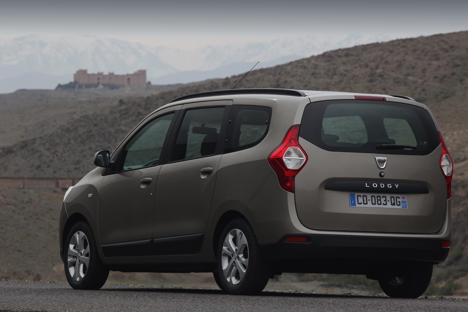 Exteriorul lui Dacia Lodgy exprima robustete, jantele avand doar 15 inch