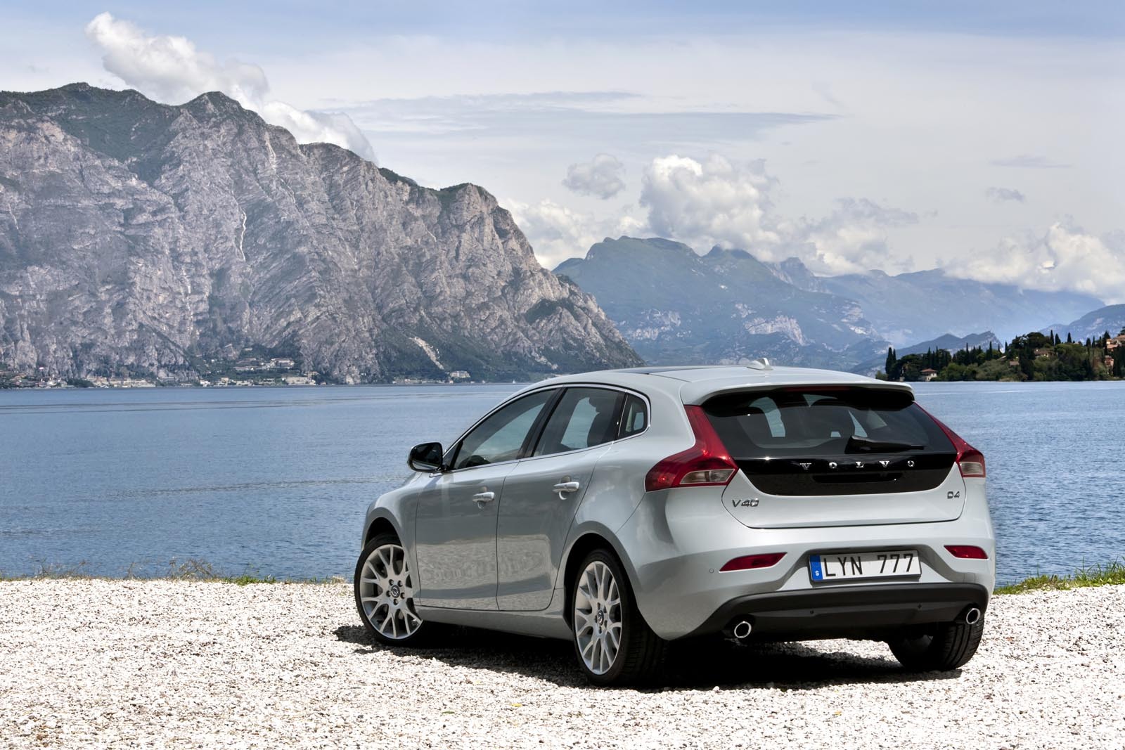 Noul Volvo V40 este un hatchback de clasa compacta, dar cu alura de shooting-brake