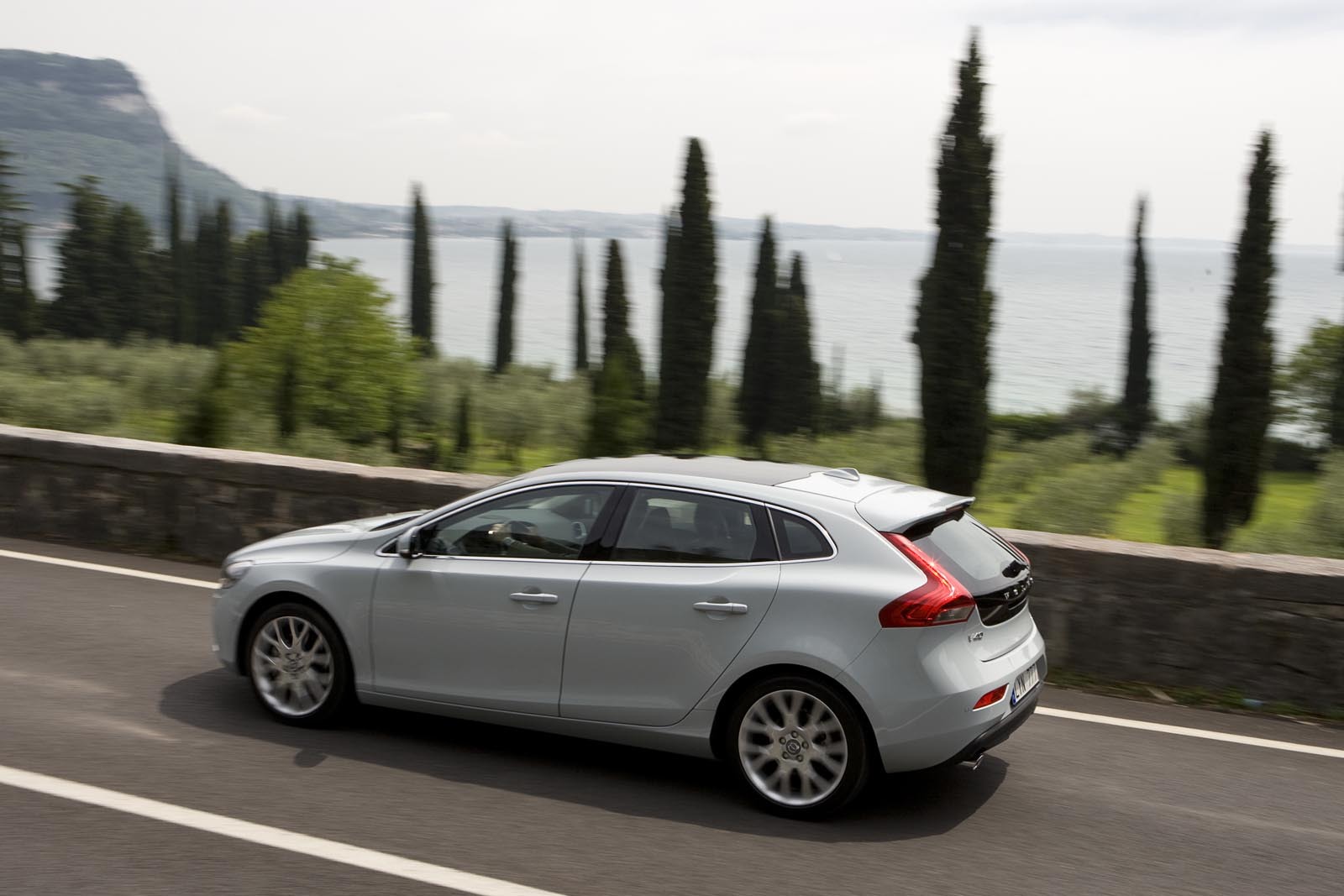 Noul Volvo V40 este o compacta premium individualista si cu un mare sex-appeal