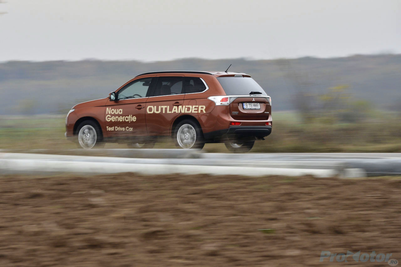 Mitsubishi Outlander 2013 on road