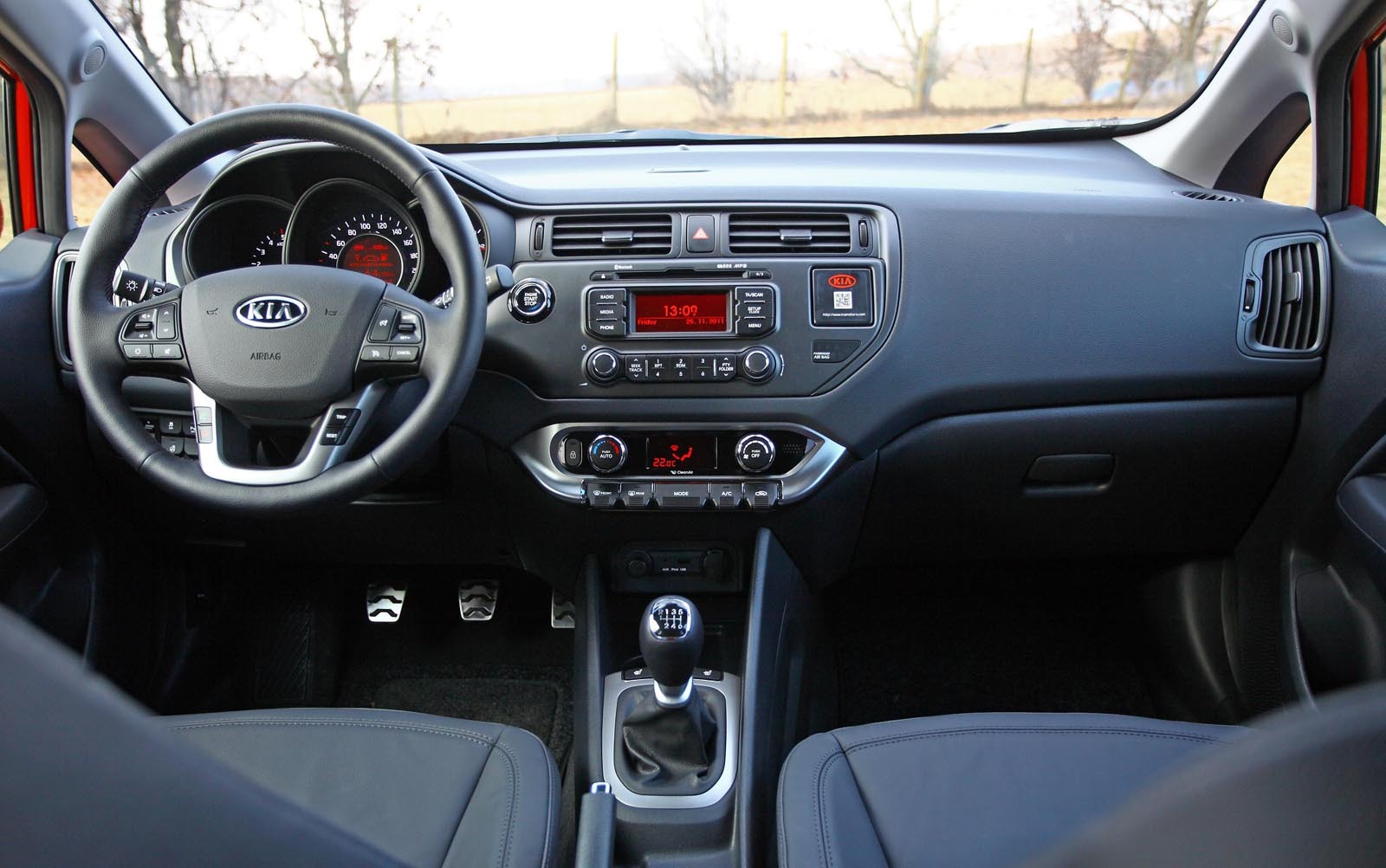 Interiorul lui KIA Rio este placut, ergonomic si beneficiaza de materiale bune calitativ