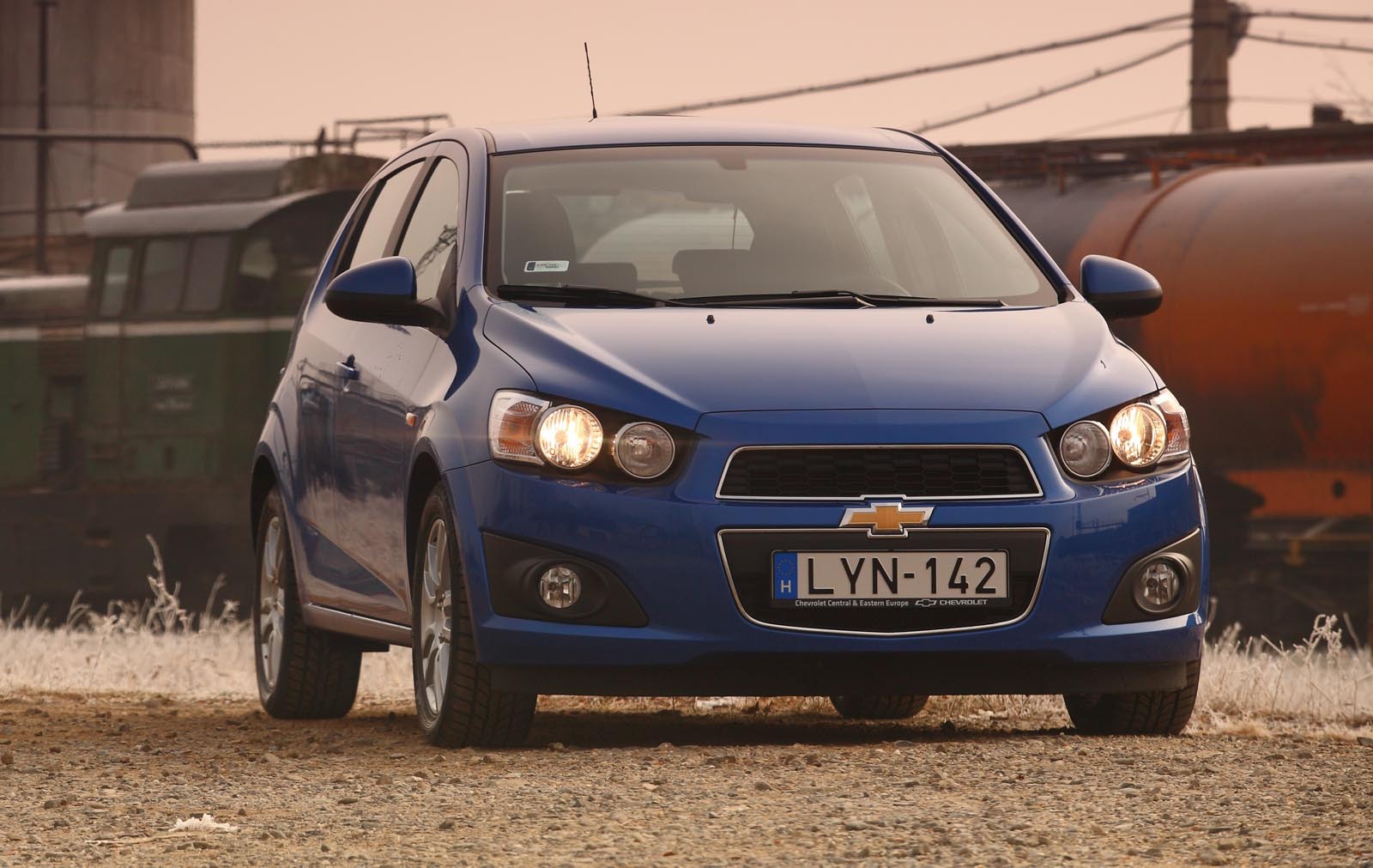 Chevrolet Aveo hatchback are o fata foarte agresiva, cu faruri originale