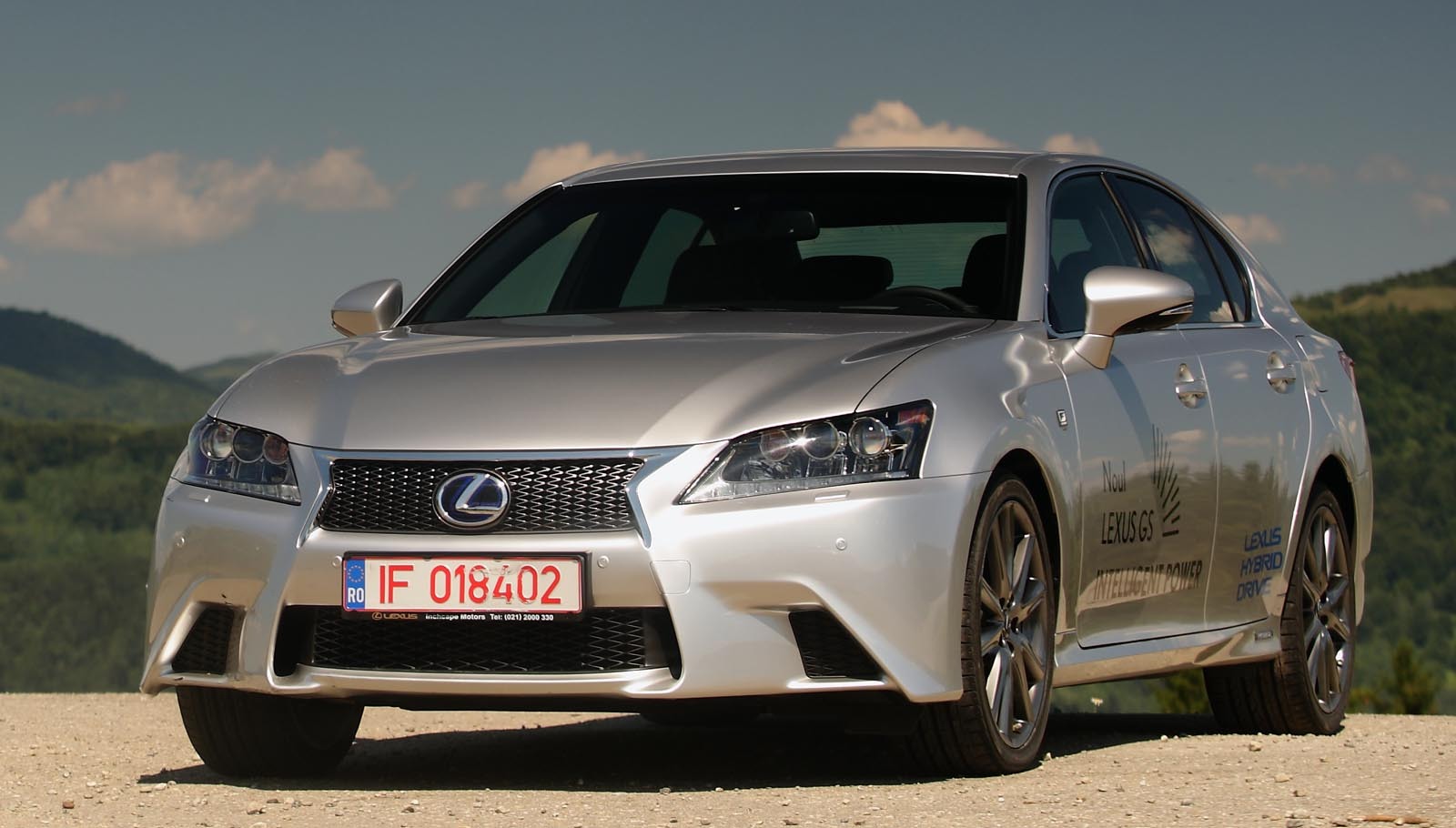 Atuul noii generatii Lexus GS, subliniat de pachetul F-Sport: partea frontala in stil clepsidra