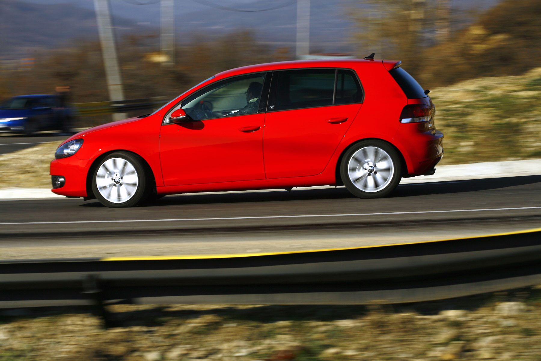 Golf 6 foarte similar cu Golf 5 din lateral