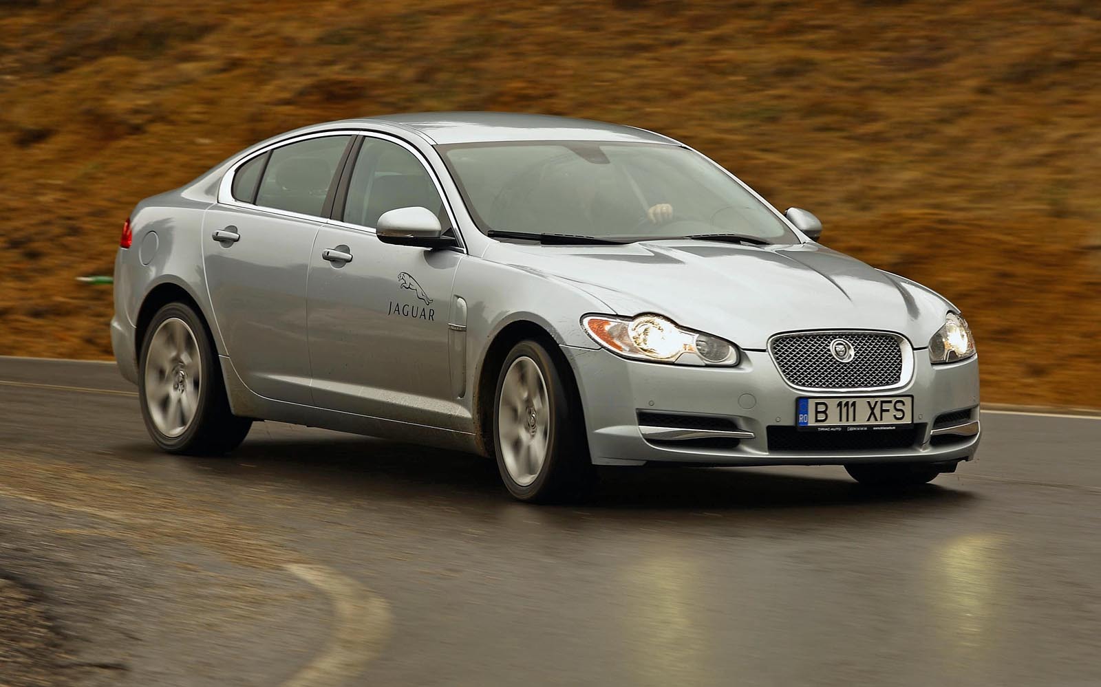 Jaguar XF nu este la fel de confortabil ca Infiniti M, dar suspensia ofera un mai bun compromis