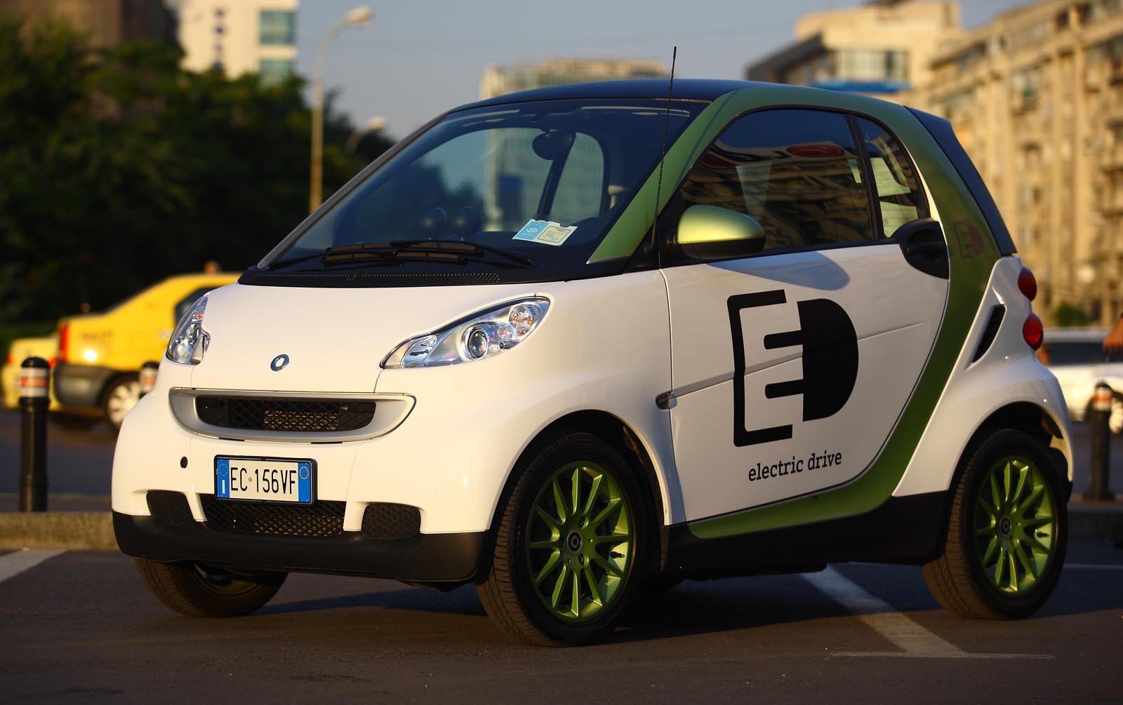 smart fortwo electric drive arata pur si simplu ca un smart obisnuit