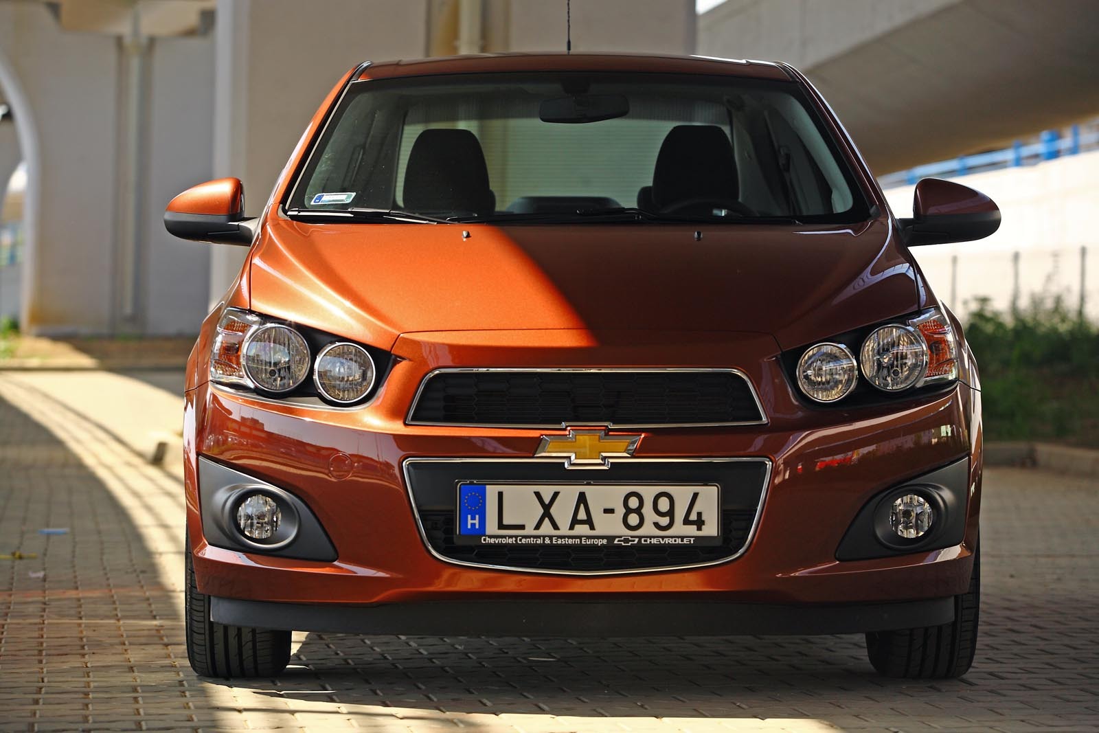 Chiar daca e o familista, Chevrolet Aveo Sedan are o parte frontala foarte agresiva