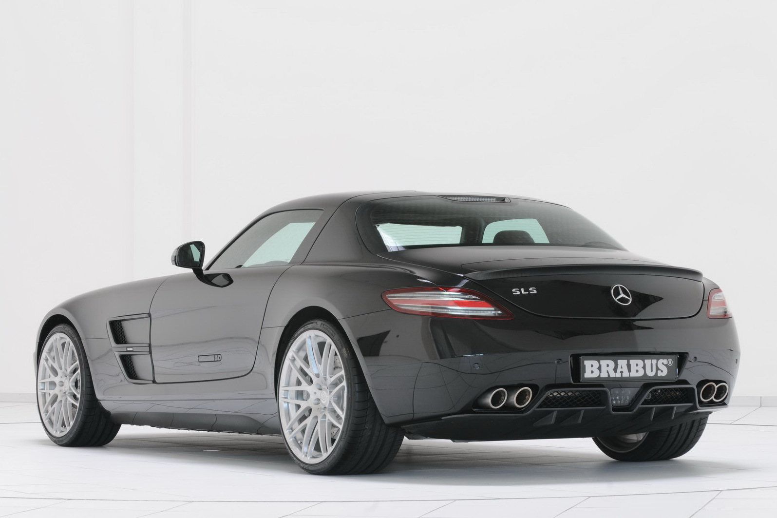 In spate, Brabus SLS AMG are un difuzor generos si doua perechi de evacuari