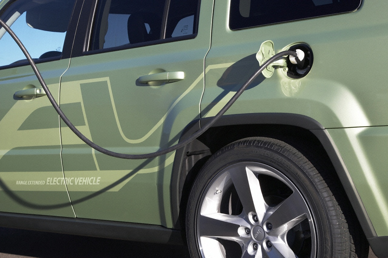 SUV electric? Nu, hibrid